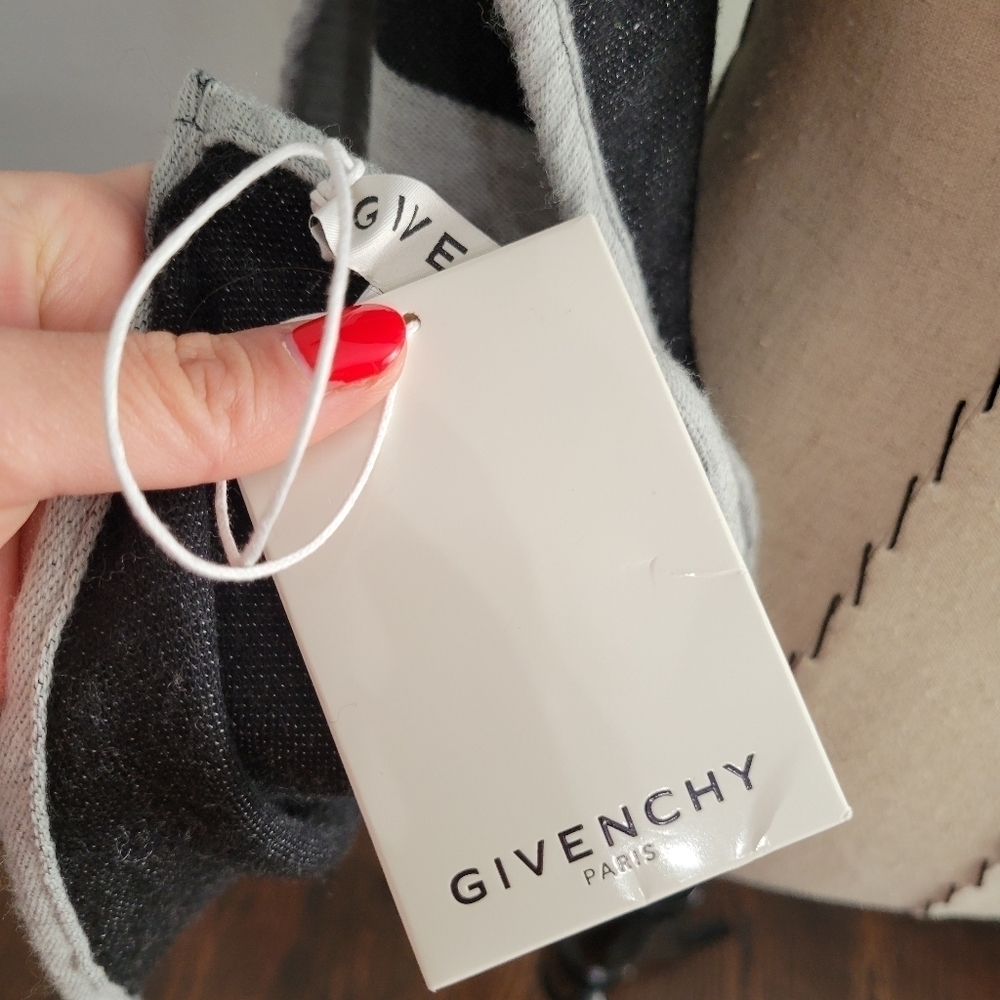 Givenchy Large Logo Gradient Scarf - Picture 9 of 10